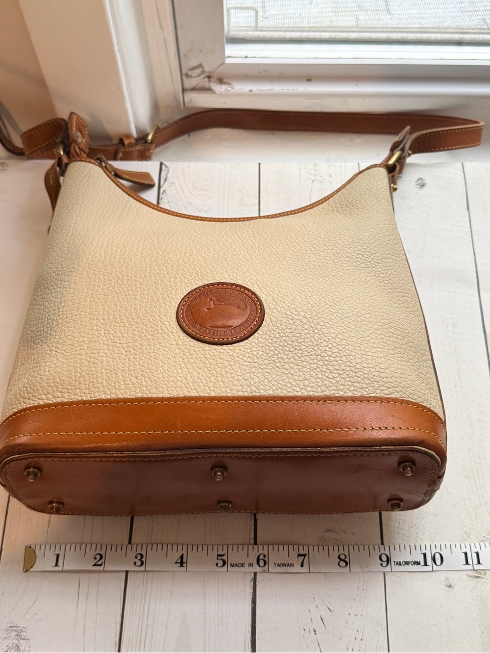 Dooney & Bourke | Vintage Cream & Tan All-Weather Pebbled Leather Shoulder Bag - Picture 11 of 16